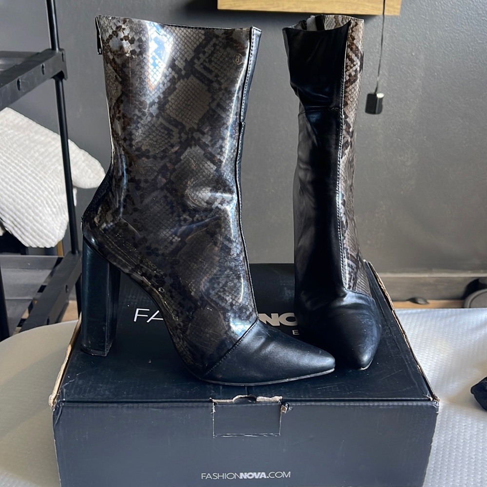 Lightly used fashion nova can’t let you go booties